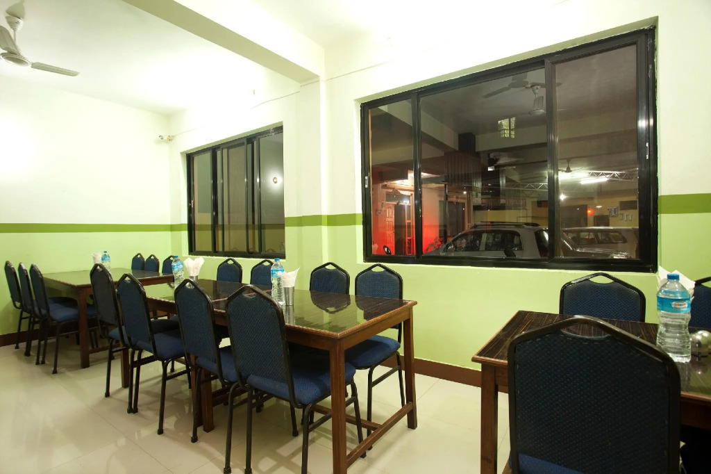 OYO 381 Hotel Pashupati Plaza