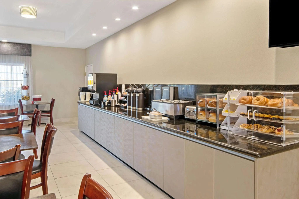 La Quinta Inn & Suites by Wyndham Mercedes Outlet Mall