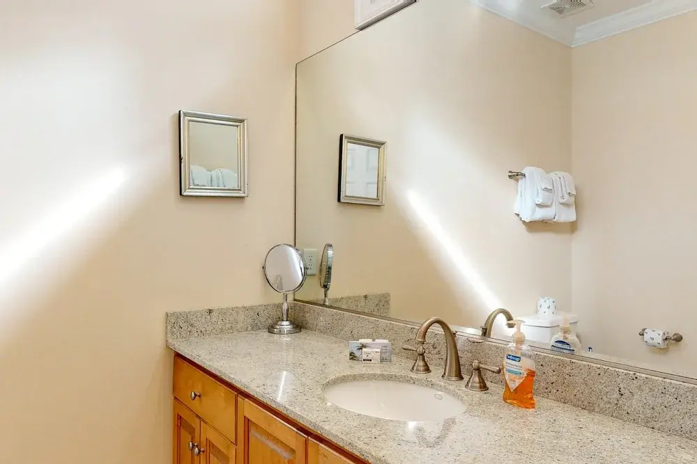 Luxury Cottage With Pools & Multiple Decks, 1/2 Block to Beach