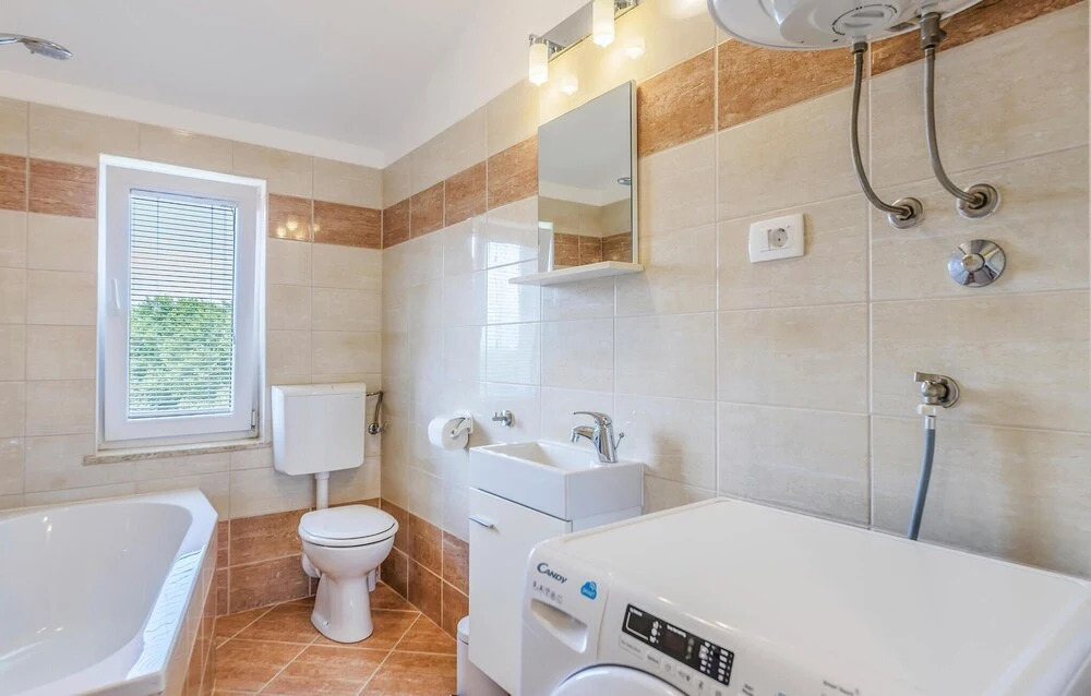 Stunning Apartment in Muntic With 3 Bedrooms and Wifi