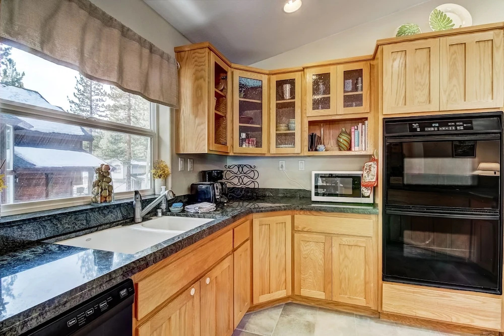1144gb The Golden Bear 3 Bedroom Home by RedAwning