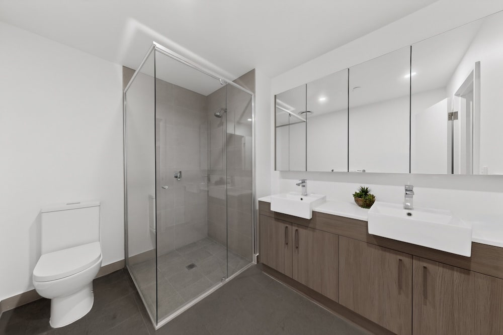 Bright Newly 2 Bed Apartment With Balcony Views