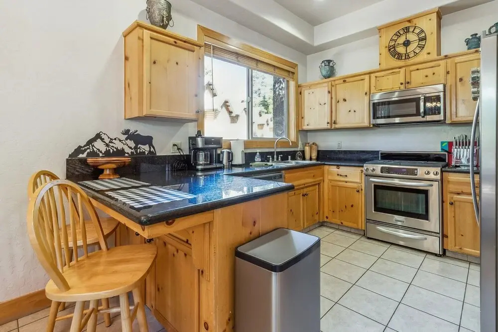 Spacious 4br/3ba. Continuous hot Water Tank! 4 Bedroom Home by Redawning