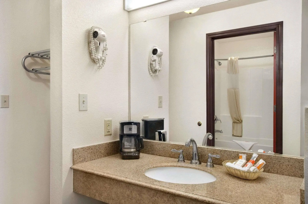 Howard Johnson by Wyndham Lubbock TX