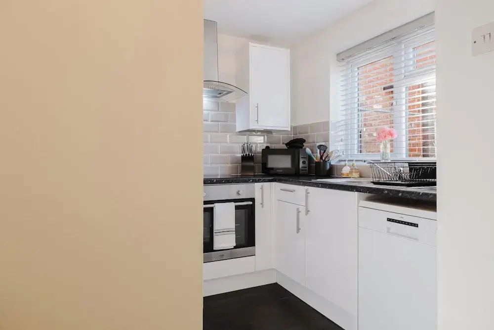 Corner House - Bright 2BD in Cheltenham