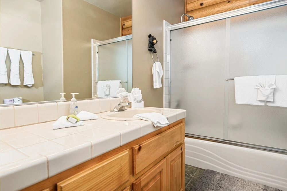 3 Cubs Lakefront - Stunning Lakeside Home With Hot Tub, Foosball, And Lake View! 3 Bedroom Home