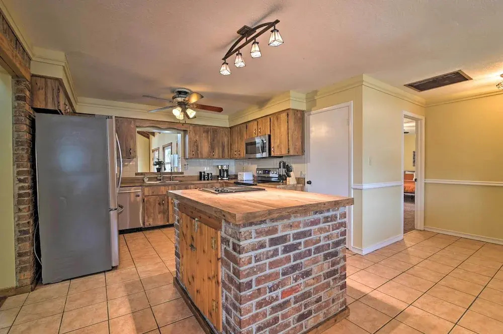 Grand Valrico Home w/ Deck, Fire Pit & Yard!