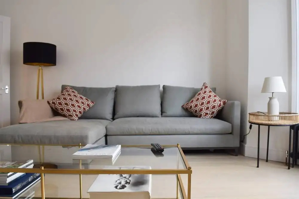 Newly Decorated Contemporary 2 Bedroom Flat