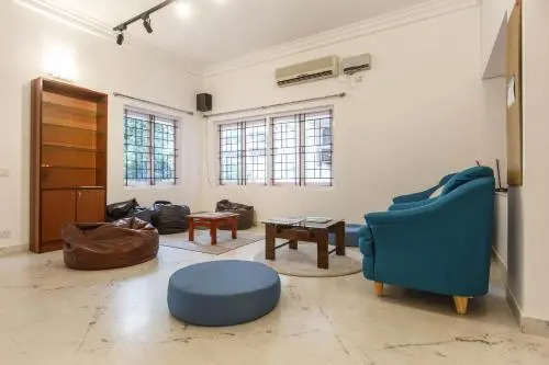 Locul Uptown - Near Bangalore Palace Grounds