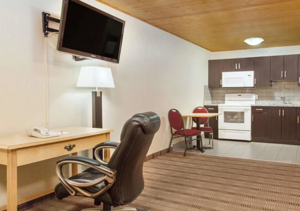 Econo Lodge Inn & Suites