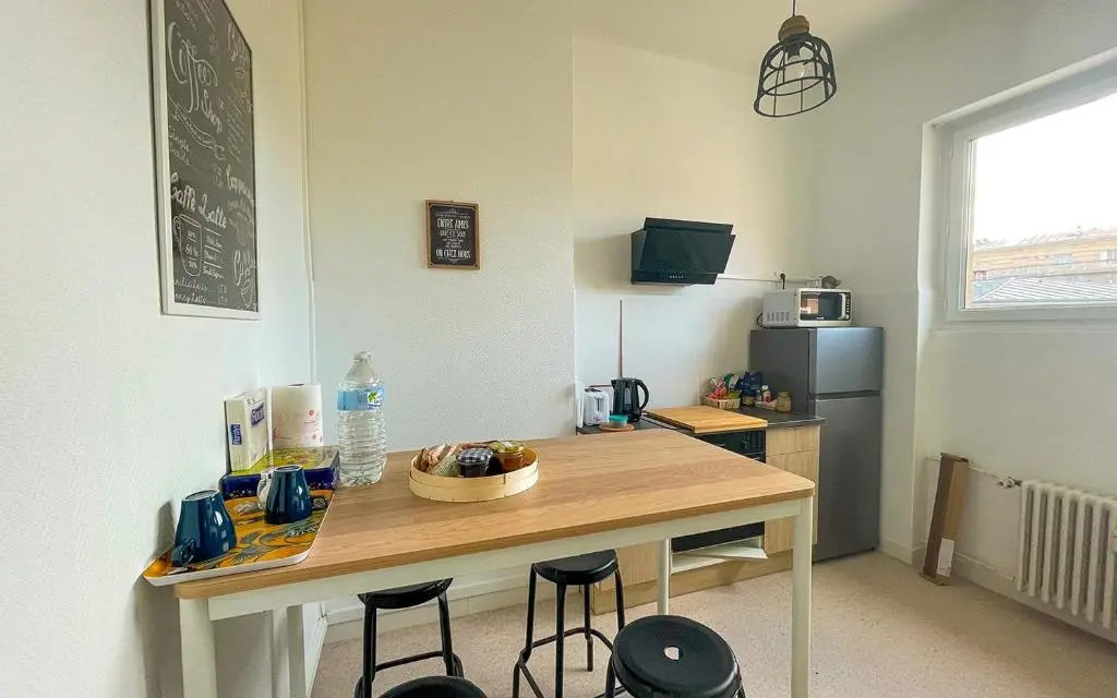 Chambres privées -Private room- dans un spacieux appartement - 100m2 centre proche gare