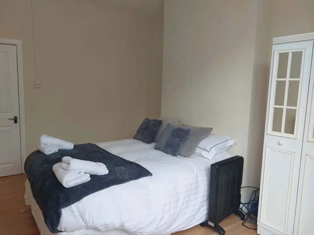 Blackpool - 1-bed Apartment - Sleeps 3 - Pets Allowed Smoking There is a Small Garden