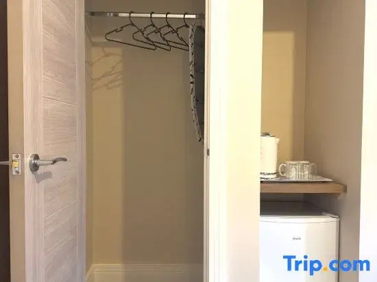 Spacious Family Retreat with Double & Single Bed