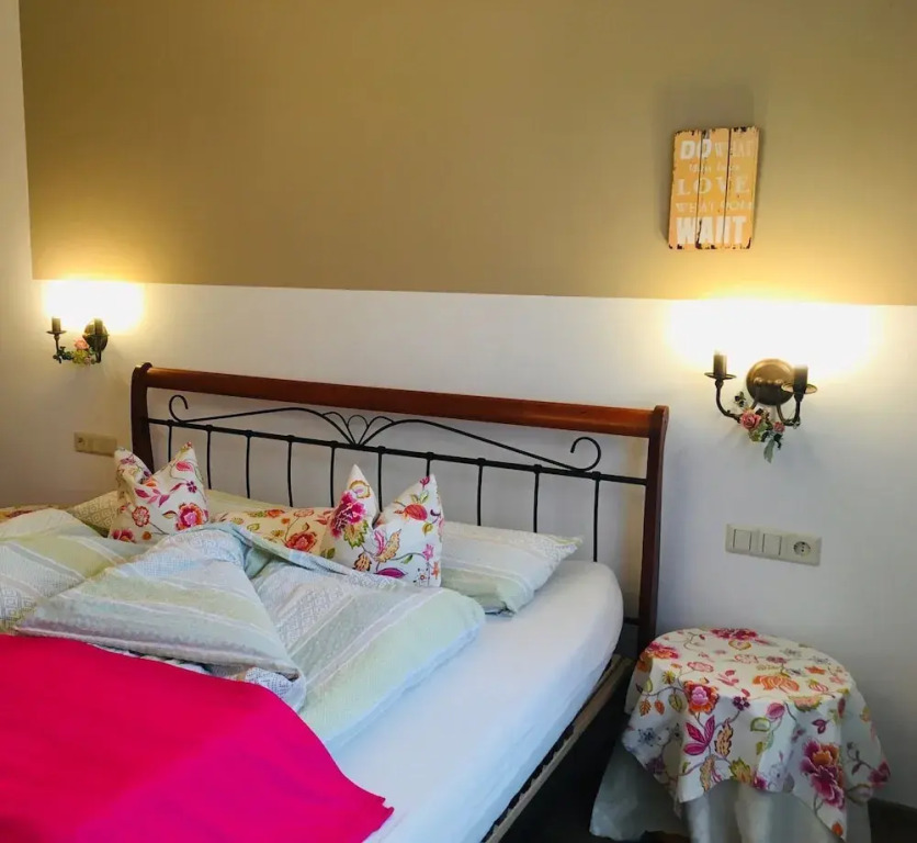 B&B Hotel GOLDENER HAHN - Hyggelige Budgetzimmer mit Panorama Hallenbad