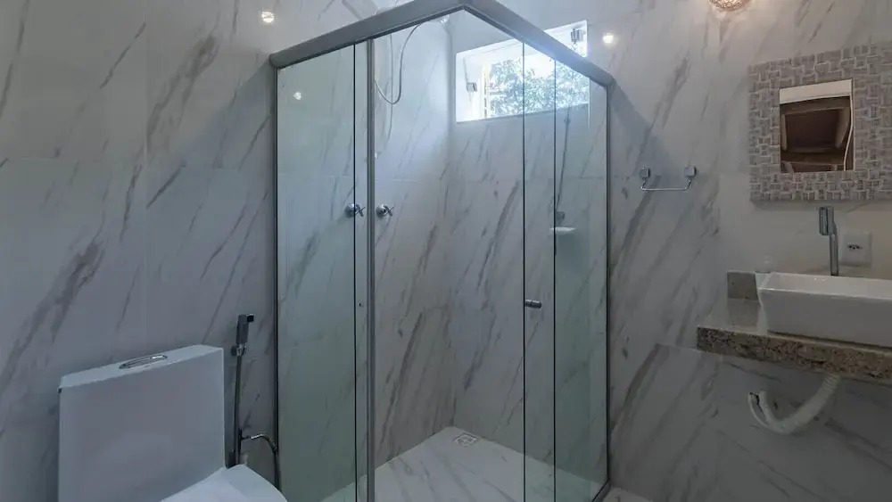 Casa Pet-friendly em Cond com Piscina e 5 Su tes