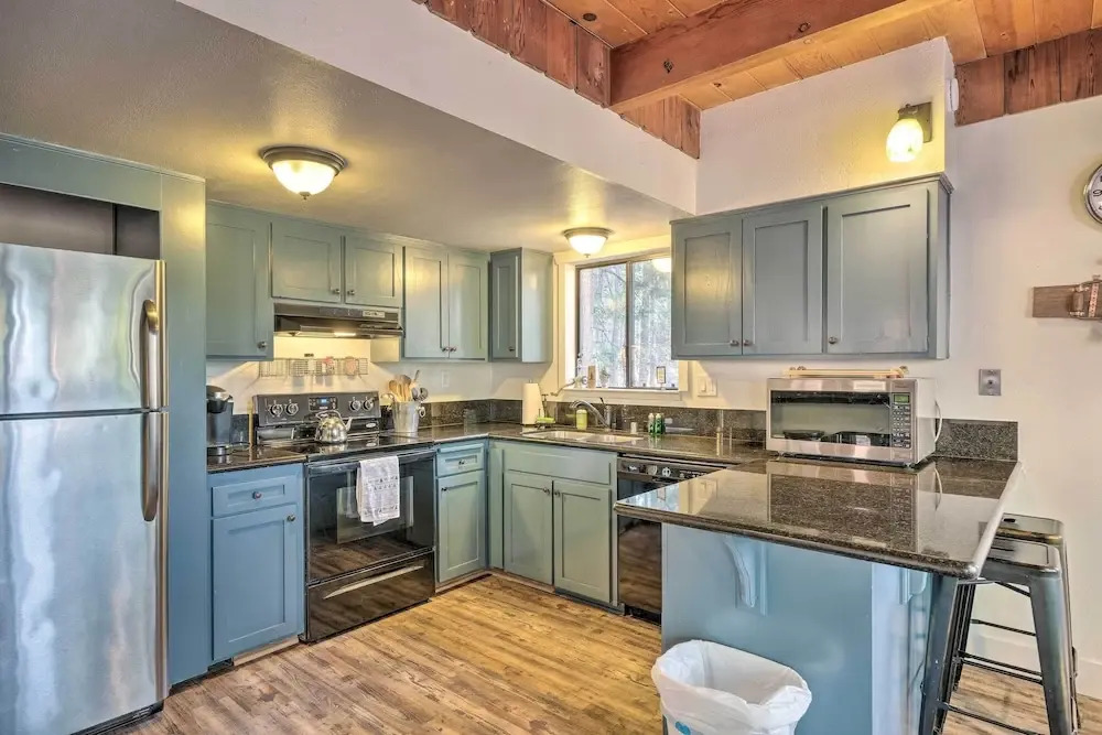Walk Downtown: Arnold Cabin w/ Large Deck!