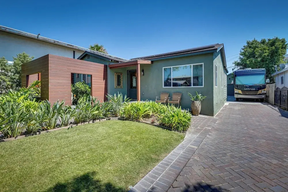 Hawthorne Home w/ Covered Patio & Basketball Court
