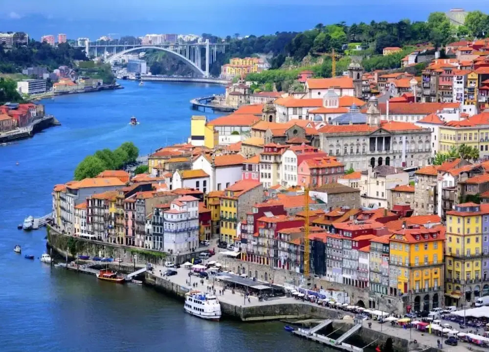 Spacious 2-bedroom Retreat in Porto