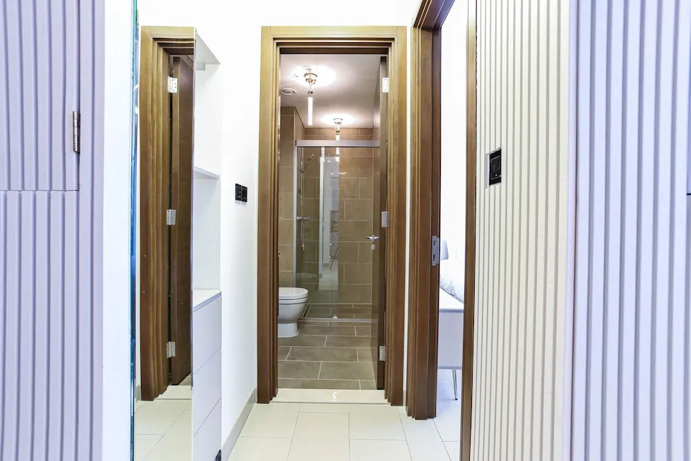 Luxury StayCation - Stylish Apartment With Balcony And City Views