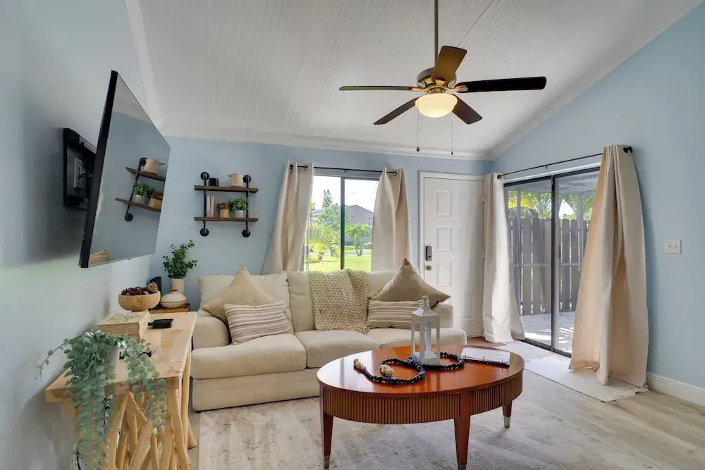 7 Mi to River District & Beach: Fort Myers Retreat