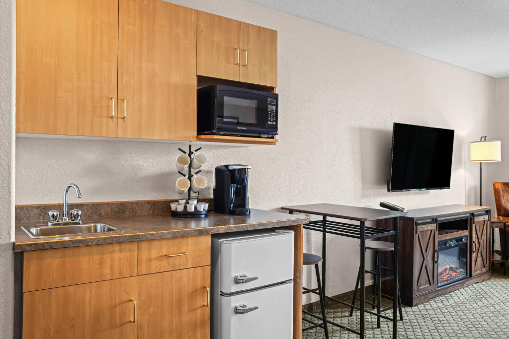 Days Inn & Suites by Wyndham Winkler