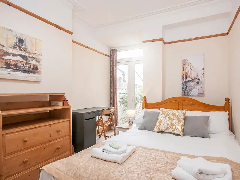 Spacious Victorian 4 bed house near Heath Hospital