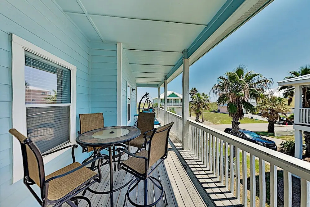 Great Home Located In A Wonderful Community In Royal Sands 5 Bedroom Home