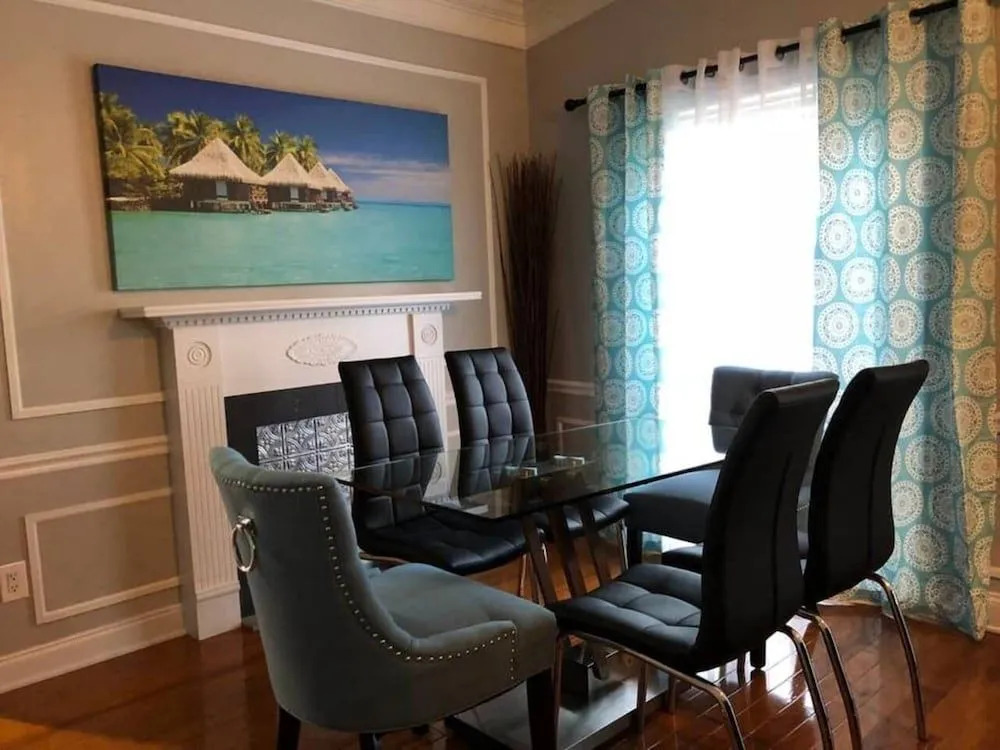 6149 Sandcrest · Next TO Universal. 8 Beds. Pool. Very Clean