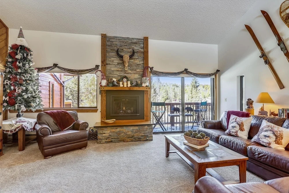 Pine Ridge 7e - Ski-in / Ski-out 3 Bedroom Condo by RedAwning