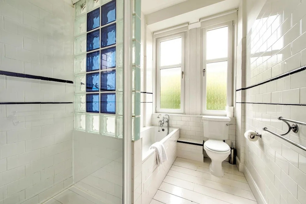 Naturally Well-lit and Intimate 2-bedroom West End Apt