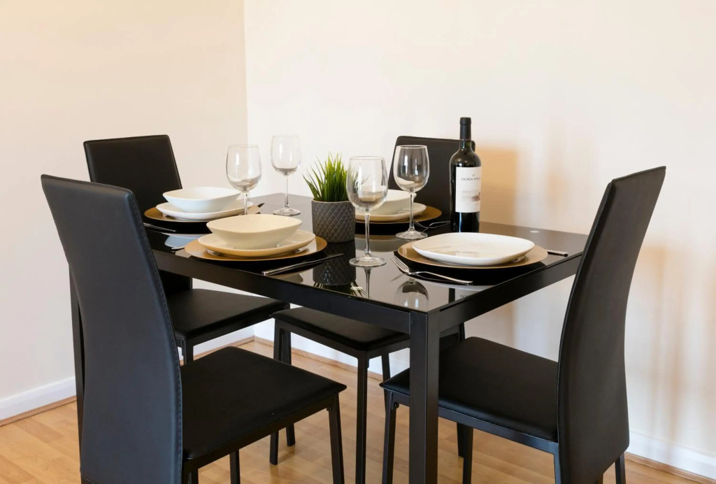 Birmingham Solihull, Short Stay Contractors HS2 NHS Medical Students Modern 2 Bed 2 Bathroom Apartment Dedicated Parking Close to NEC Coleshill