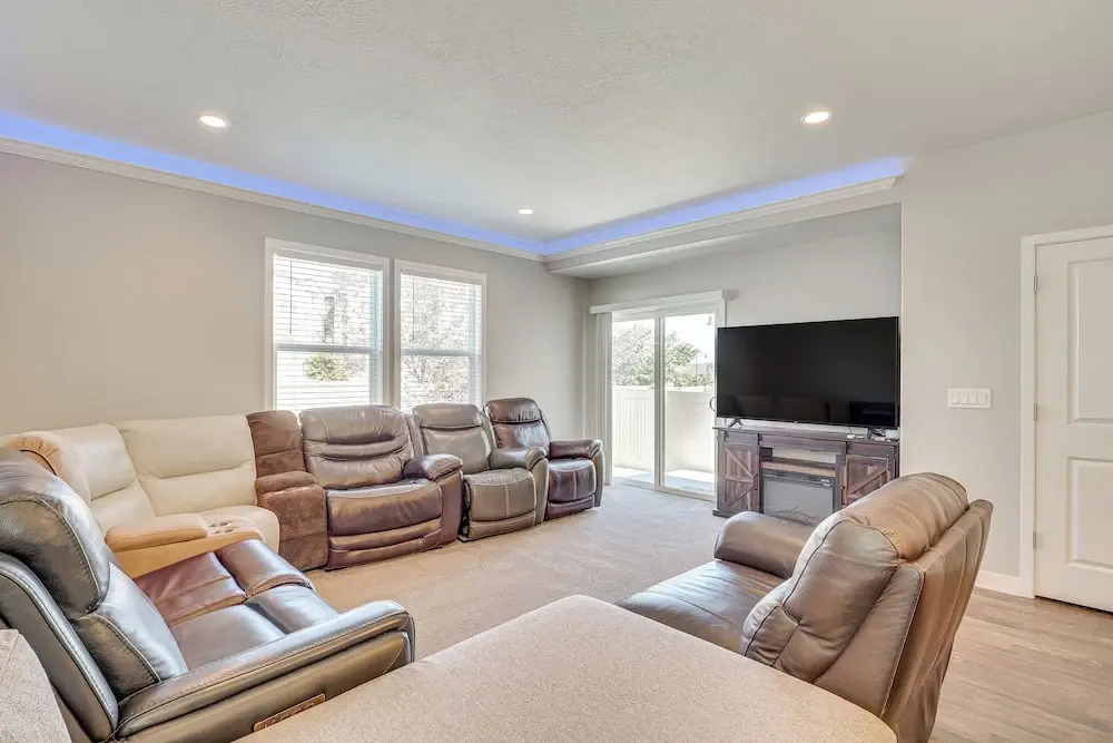8 Mi to Loveland Aquarium: Mtn Home in Herriman!