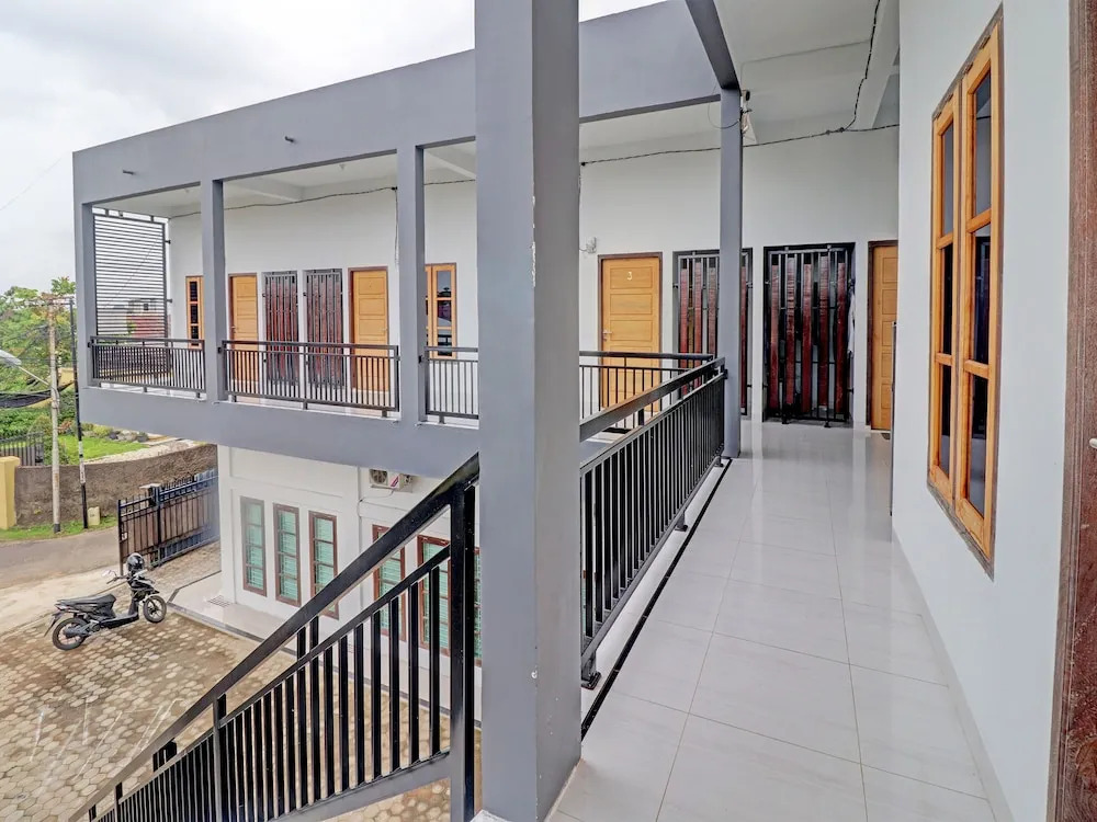 OYO 92057 Reny Kost Syariah