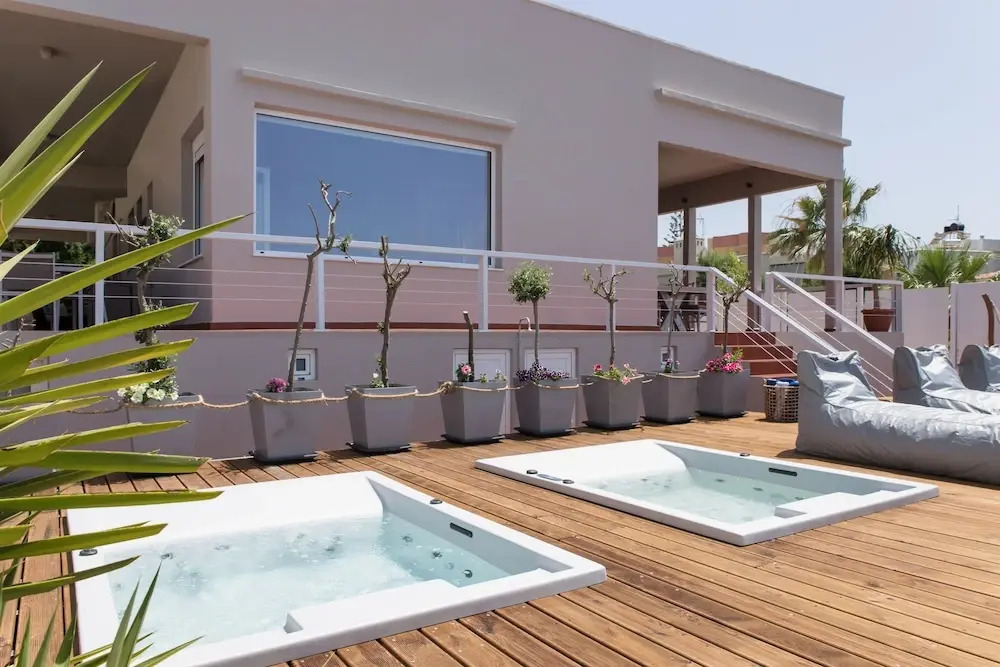Beachfront Modern Property With 2 Outdoor hot Tubs Only 300m From Restaurants Shops