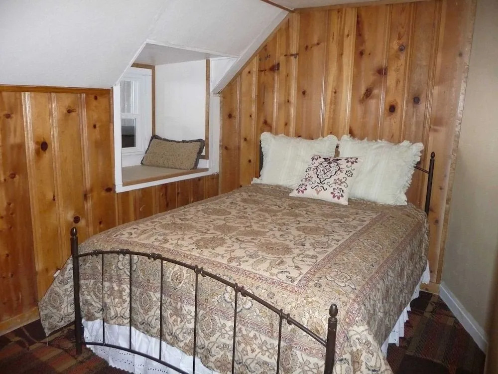 Stay Twin Lakes Cottage