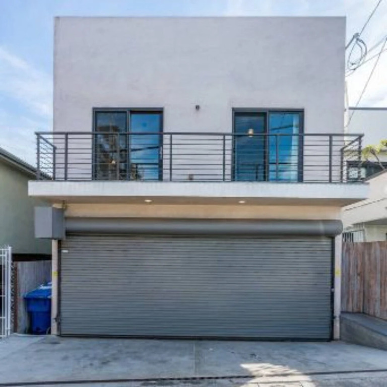 Breakwater by Avantstay Venice Bungalow w/ Rooftop Patio Close to Beach!
