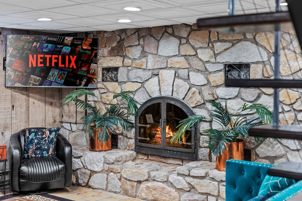 Poconos Speakeasy Hot Tub Dog-friendly Near Ski