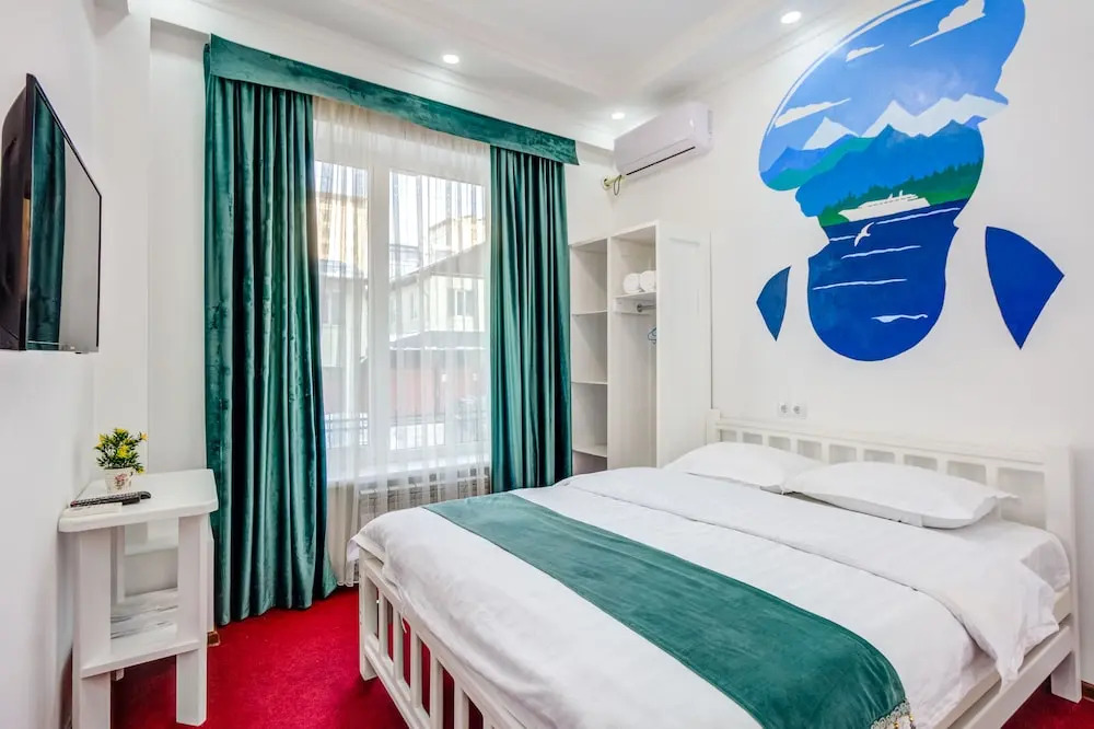 WHITE HOTEL & HOSTEL