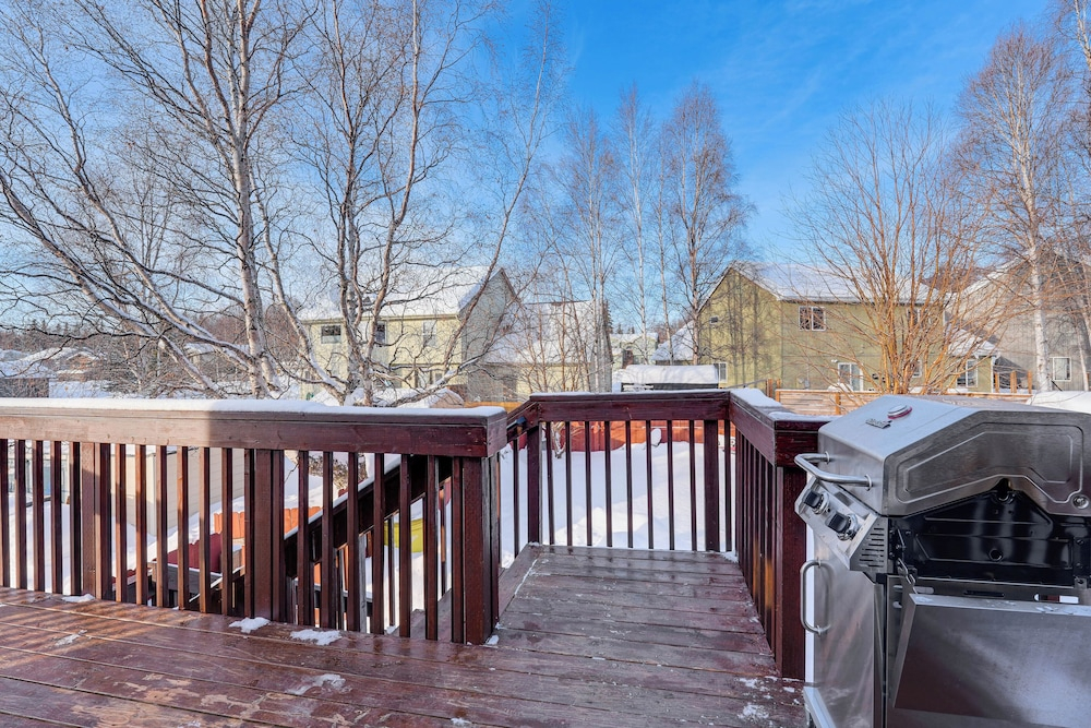Hike, Bike & Ski! Cozy Anchorage Townhome