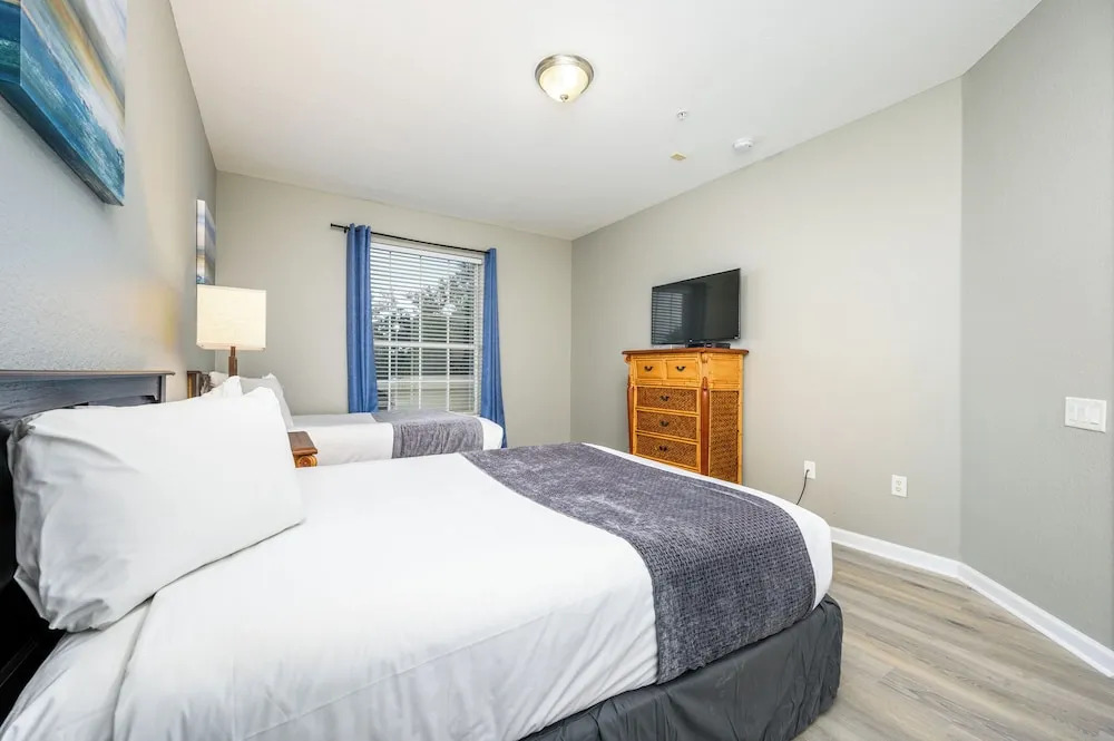 Beautiful Lake View Condo, Vista Cay-1004