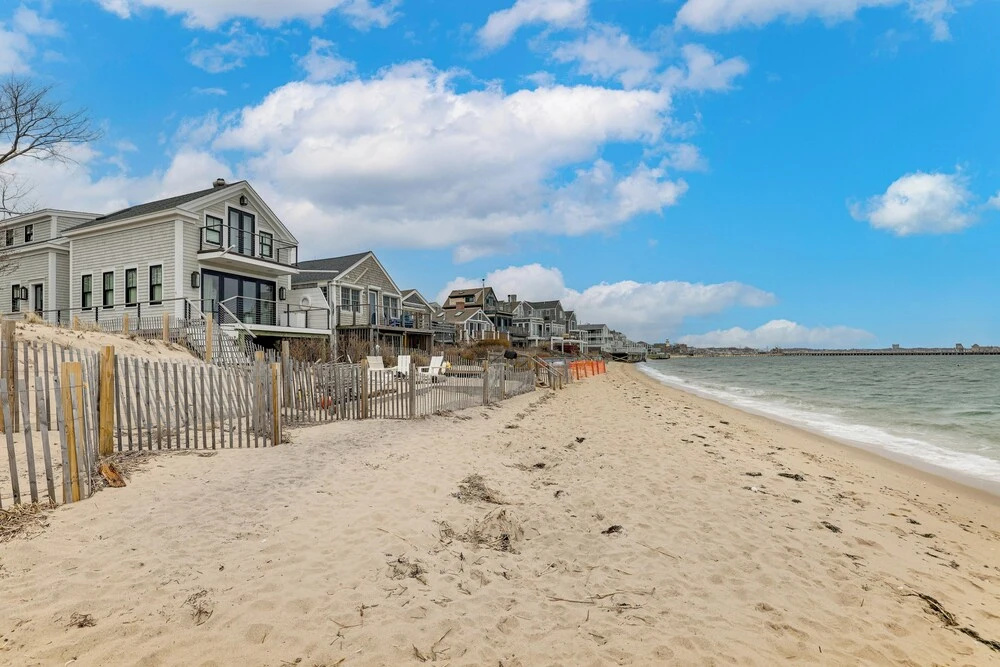 Couples Retreat on Commercial St! Walk to Beach