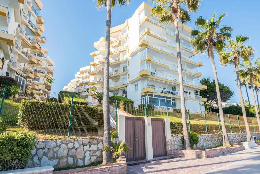 Apt. p/4 1 min from the beach w/pool in Marbella
