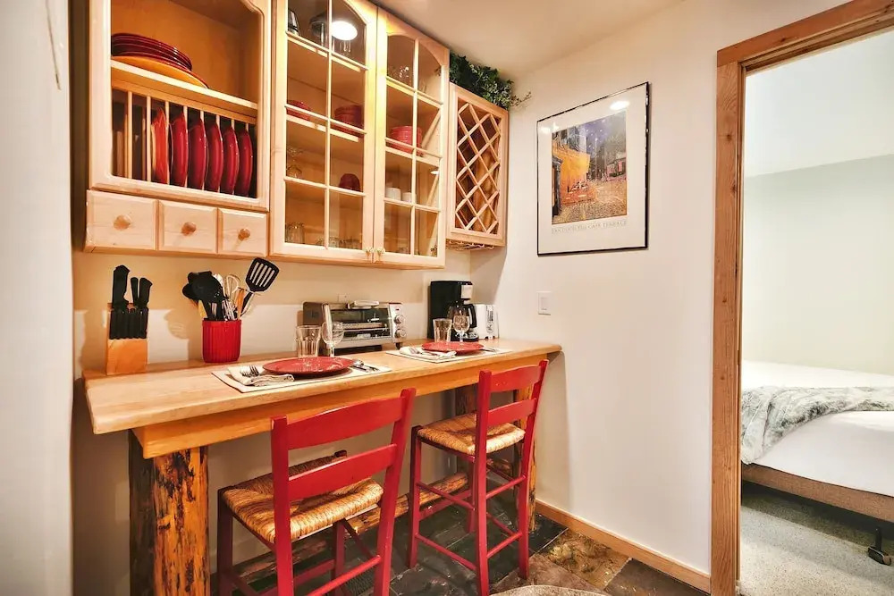 Woodside 11 1 Bedroom Condo by RedAwning