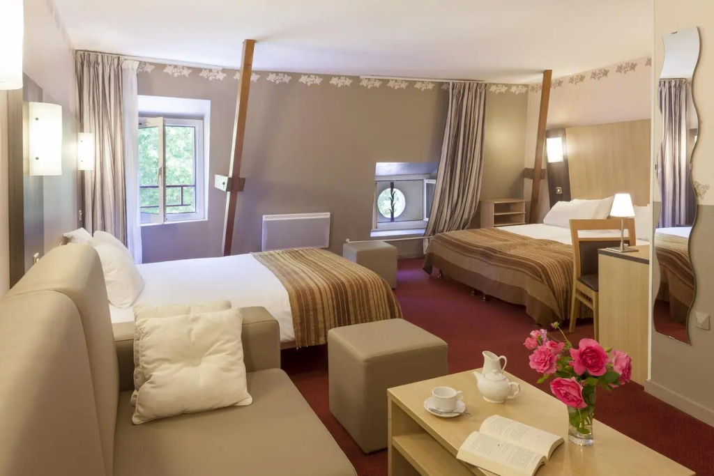 Отель Brit Hotel Chinon le Lion dOr
