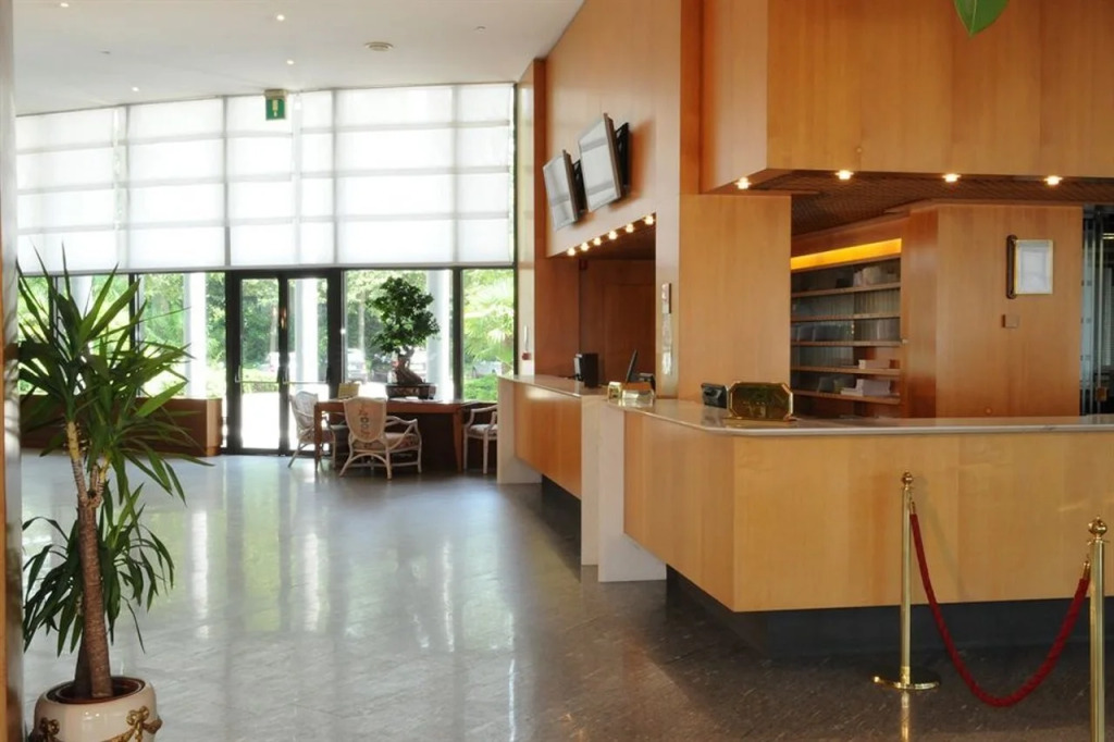 FlyOn Hotel & Conference Center