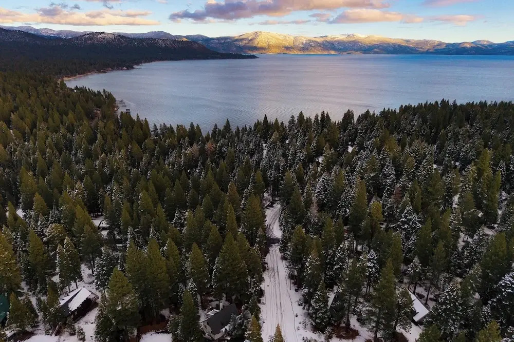 Peaceful Tahoe Retreat by Avantstay Cozy Modern Cabin Sauna, Hot Tub + Fireplace Near Lake