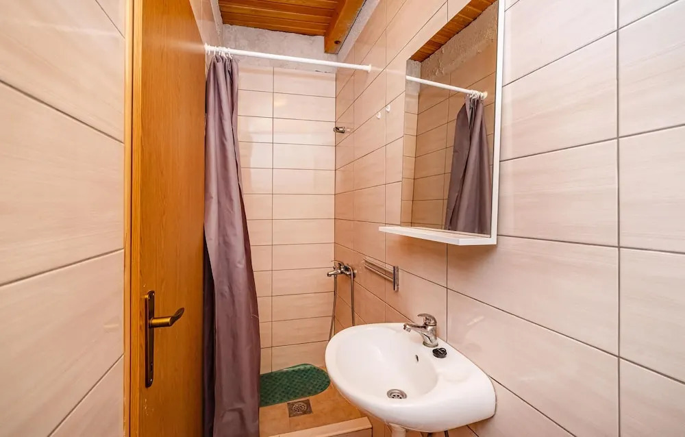 Stunning Home in Lisane Tinjske With 2 Bedrooms, Wifi and Outdoor Swimming Pool