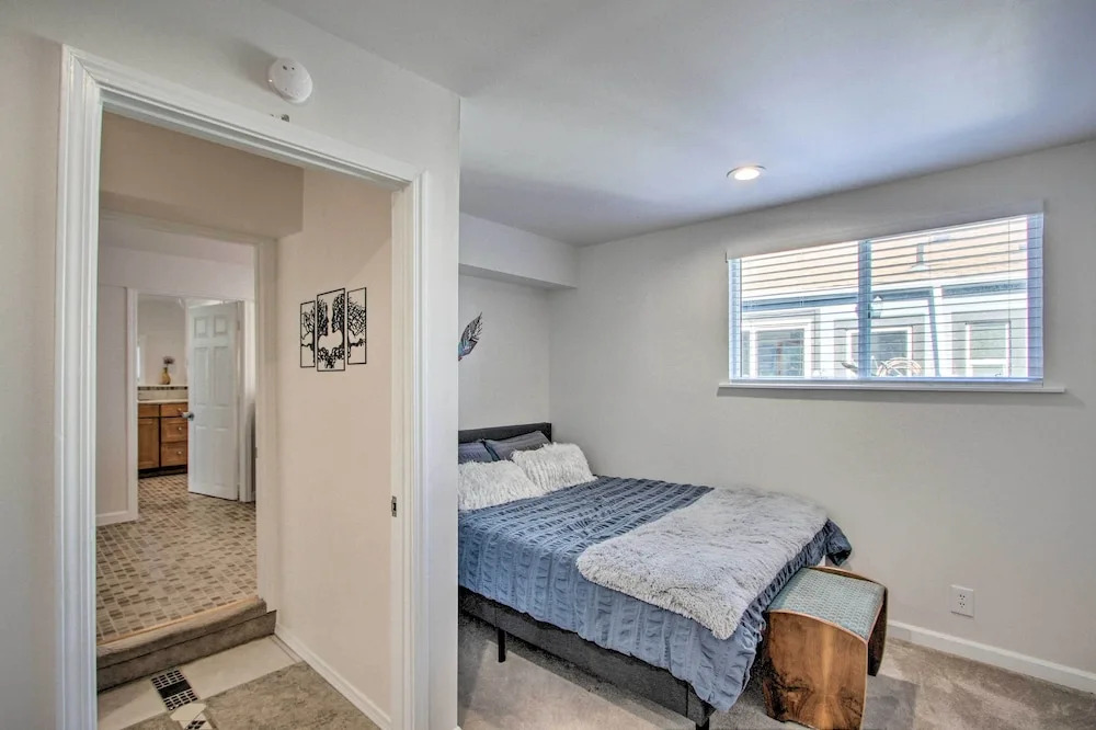 Convenient Burien Getaway: 12 Mi to Dtwn Sea!
