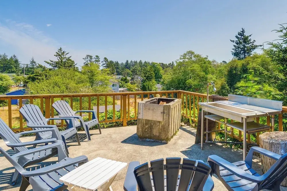 Westport Retreat w/ Pool Table: Walk to State Park