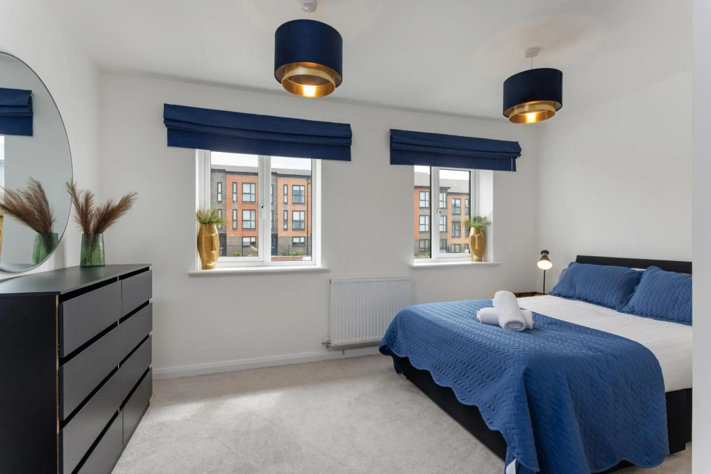 Air Host and Stay - Beautiful new build 3 bedroom house sleeps 8 minutes from LFC 21